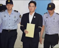 이재용 부회장, 선고공판 1시간 내내 애써 담담한 표정