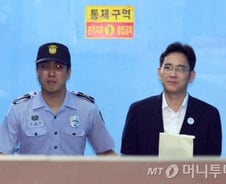 이재용 1심서 징역 5년..재계 "충격..브랜드 가치 급락 우려"