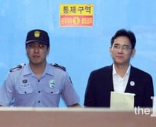 이재용 부회장, 징역 5년 실형…'뇌물' 일부 유죄