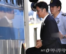 [MusT]5년 실형 받은 이재용 삼성전자 부회장…담담한 표정