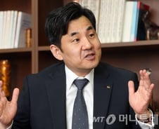 윤경은 KB증권 사장 "지정학적 위험으로 조정받을때 주식사야"