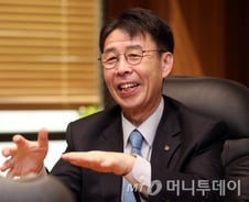 김윤영 서민금융진흥원장 "중금리대출 연내 출시한다"
