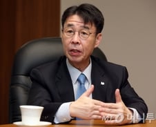 1년간 MOU만 29곳..서민 위해 헌신한 40년 금융전문가