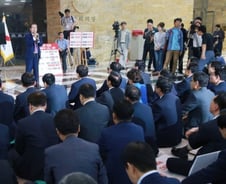 [the300 레터]한국당의 '쇼통'과 '쇼잉' 그리고 '쇼당'