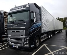 [시승기]면허증 없어도 OK? 60톤 트럭 직접 운전해보니…