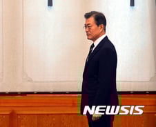 여론의 '벽' 직면한 대북정책, 반전 기다리는 文정부