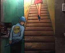 [단독]'미니스커트女 바라보는 男'…프랜차이즈 매장 벽화 논란