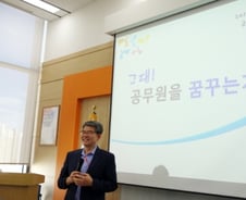 쉰살 다돼서 '육아휴직' 용기낸 공무원…'4남매 아빠' 장상만씨  