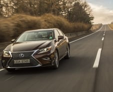 [시승기]소리없이 수입차 평정한 렉서스 ES300h '명불허전'