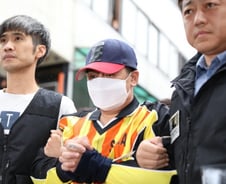 '어금니 아빠' 여중생 살인 현장 검증 "동네 창피해"