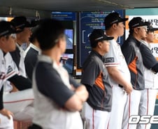 한화, '대규모 코치 해고'..야구계 혼란+서글픔+PS에 찬물