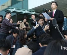 朴 변호인 전원 사임…"더러운 법정, 朴 홀로 남기고 간다"