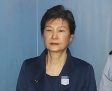 朴 첫 법정진술, 방청석 눈물… 변호인 전원 사퇴