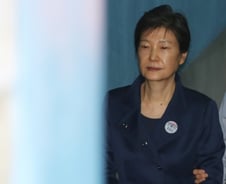 박근혜 '정치보복' 발언에…"정신 못차려" vs "동의해" 