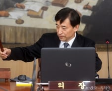 '北리스크' 발목 잡힌 한은, 역대 최장 금리동결