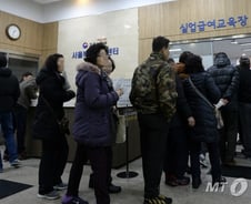 [단독]정부, 고용보험료 인상 추진…실업급여 수급기간 늘린다