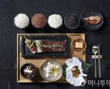 美쇠고기 대신 한우갈비, 거제도 가자미 구이..음식도 외교다