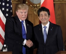 트럼프, 日에 "무기 더 사라"…무역적자 해소 노림수