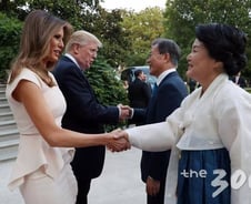 '3번째 만남' 김정숙 여사-멜라니아, 곶감초콜릿 차담