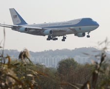 트럼프 대통령 '파란 넥타이' 매고 입국…멜라니아와 볼맞춤