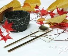 文대통령, 트럼프 내외에게 '놋수저와 돌그릇' 선물