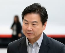 [단독]홍종학 "대기업이 中企 기술 탈취하면 손해액 3~10배 배상"
