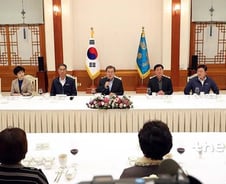 [팩트체크]금융노조 아전인수? 文대통령, KB·하나銀에 '노코멘트'