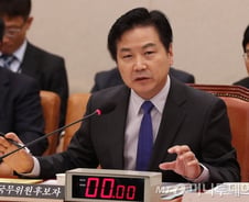 [단독]'홍종학 구하기'에 올인…범정부적 지원?