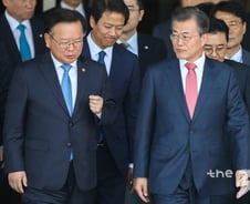 포항 급파 김부겸 "안되겠다"…文 대통령 보고받고 "수능 연기"