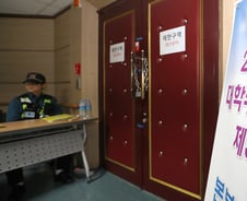 "감옥이나 다름없는 생활"…수능 출제위원, 일주일 더 '감금'