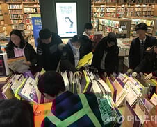 "쌍꺼풀 수술일 바꿔주세요" 수능 연기에 성형외과도 혼란