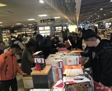 [포토is…]다시 책 사고, 고사장 헛걸음…수능연기 별별 풍경