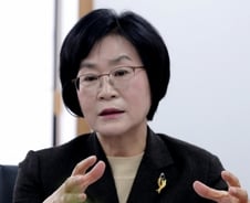 "잃어버린 10년의 저출산대책…다자녀 혜택 기준 바꾼다"