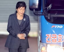 [단독] 檢, '국정원 뇌물' 박근혜 前대통령 이달중 소환 통보