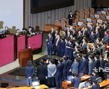 한국당, 예산안 두고 필리버스터격 '반대토론'…표결은 거부