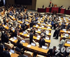 "그럼 그렇지" 새벽하늘 보게 한 국회 예산안 처리