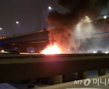 [단독]강변북로서 BMW 전소…"스스로 불난듯"