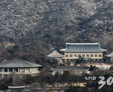 [단독]靑, 직원수첩 일련번호 매겨 배포, "보안관리 규정따라 사용" 