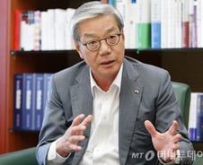 [MT리포트]황영기 회장 "인가 불허한 이유라도 설명해야"