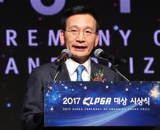 '호남 맹주' 김상열의 승부수, "대우 품고 해외로!"