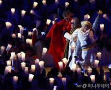 머리에 피 흘린 채 개막무대 오른 전인권 “통증 잊고 진정성 담아 불렀다”