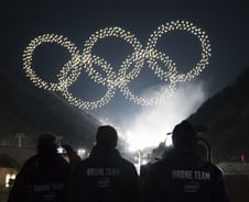 [디지털프리즘] '녹화' 드론 오륜기와 '라이브' 5G 비둘기