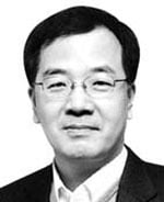 [김화진칼럼]한 비행기를 탄 승객과 승무원