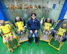 조립식장난감 마니아, '더미 아빠'되다…"車안전전도사 자부심"