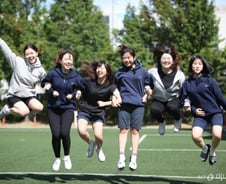 [MT리포트]"틀에 박힌 교복 대신 틀 깬 교복으로 활기 되찾았죠"