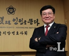 사무실에 포돌이 인형…소통·인권중시하는 변호사들의 맏형