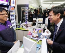 [MT리포트]'프랜차이즈 대명사' 편의점, 규제 변천사