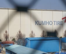 [르포]'공장에 경찰까지'…금호타이어, 갈등은 커진다