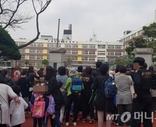 [단독]인질범 잡은 경찰 "우유 건네며 칼을 '탁' 쳐"