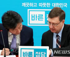 [팩트체크]靑 압박 때문에 스트라우브 '박사'가 그만뒀다?
